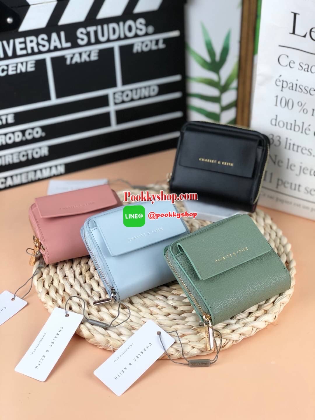 New arrival! Charles & Keith classic wallet กระเป๋าเงินใบสั้น จับถนัดมือมากเลยค่ะ ด้านหน้าปั๊มโลโก้แบรนด์สามารถเปิดกระดุมออกใส่การ์ดที่ใช้บ่อยได้พอดีค่ะ ช่องใหญ่เปิดปิดแบบกระดุม มีช่องการ์ด 8 ช่อง ช่องใส่ธนบัตรตามยาว และยังมีช่องซิปแยก สามารถใส่เหรียญหรือ