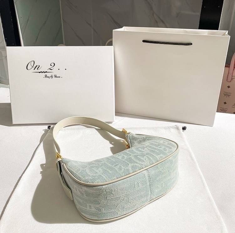 💥💥NEW Arrival 💥💥 Korean Style bag กระเป๋าสะพายไหล่ทรงวินเทจ สุดเก๋♥️ วัสดุเป็นผ้ายีนส์สีฟ้าอ่อนมีลาย น้ำหนักเบาใส่ของได้เยอะ สายสะพายสามารถปรับความยาวได้ค่ะ