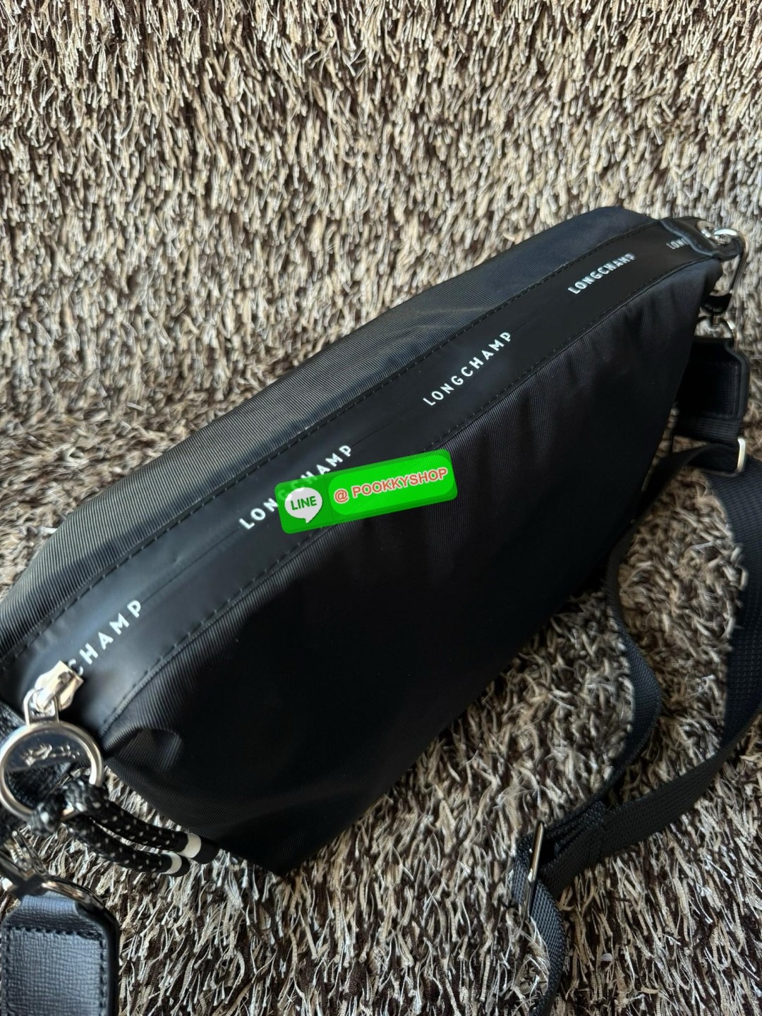 Longchamp LE PLIAGE ENERGY M YOGA BAG คอลเลกชั่นสุดเก๋ของ Longchamp ที่ซึ่งเป็นอีกหนึ่งแฟชั่นมาบรรจบกับกีฬา ออกแบบด้วยรูปแบบการเคลื่อนไหว ประสิทธิภาพ และความทนทานที่หลากหลาย ผลิตด้วยผ้าโพลีเอไมด์รีไซเคิลที่ผ่านการรับรอง ECONYL หัวซิปกันน้ำ มีให้เลือกหลายส