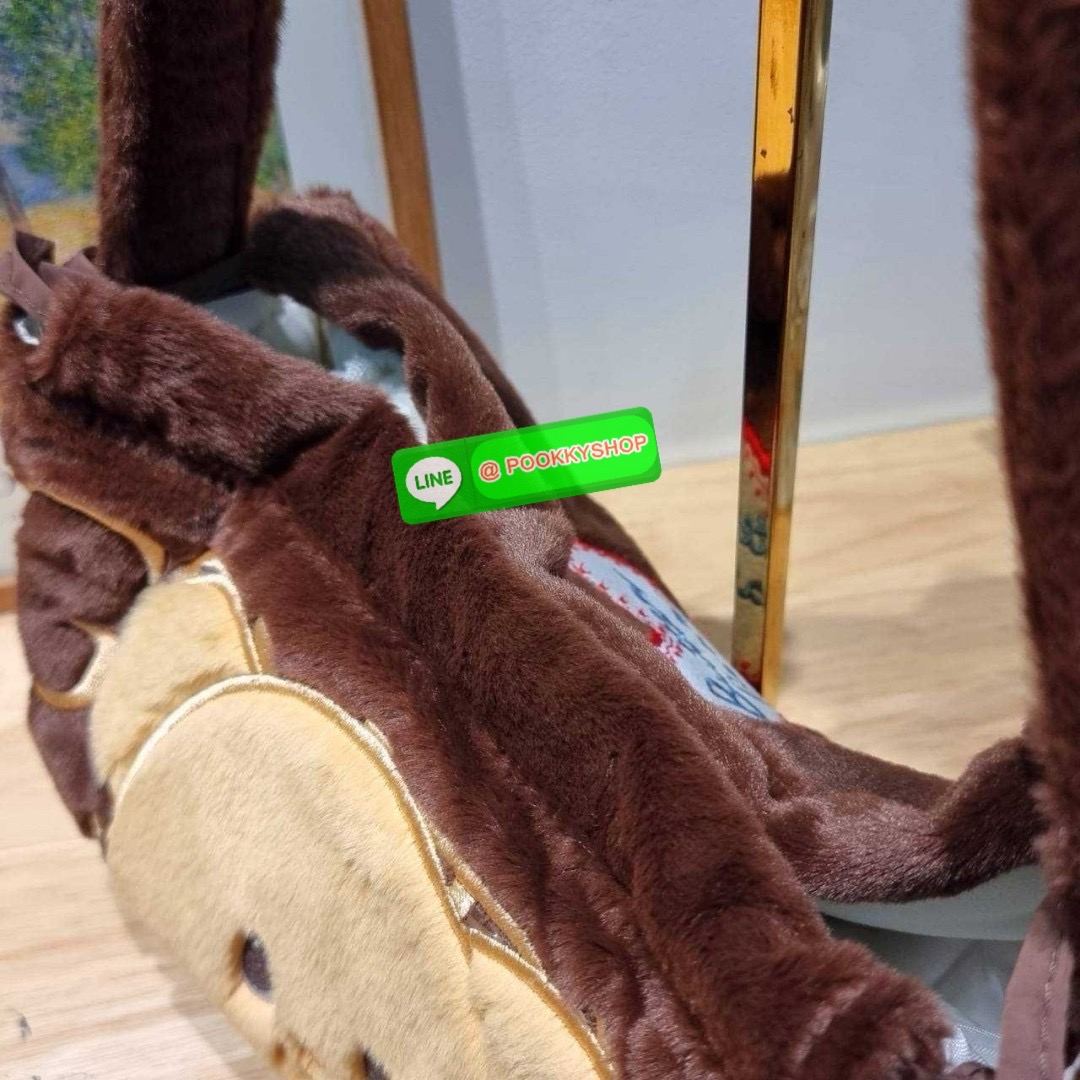 Gentlewoman x Butterbear fluffy dumpling bag 🔆 Details กระเป๋าที่มัมหมีต้องไม่ปล่อยผ่าน น้องหมีเนยน่ารักไม่ไหว และมาในรูปแบบกระเป๋า dumpling สุดฮิต บอกเลยว่าเหมาะกับคริสต์มาสที่จะถึงนี้มาก ดีไซน์น้องหมีเนยโดดเด่น ปากกระเป๋าสามารถรูดเก็บทรงได้ และม