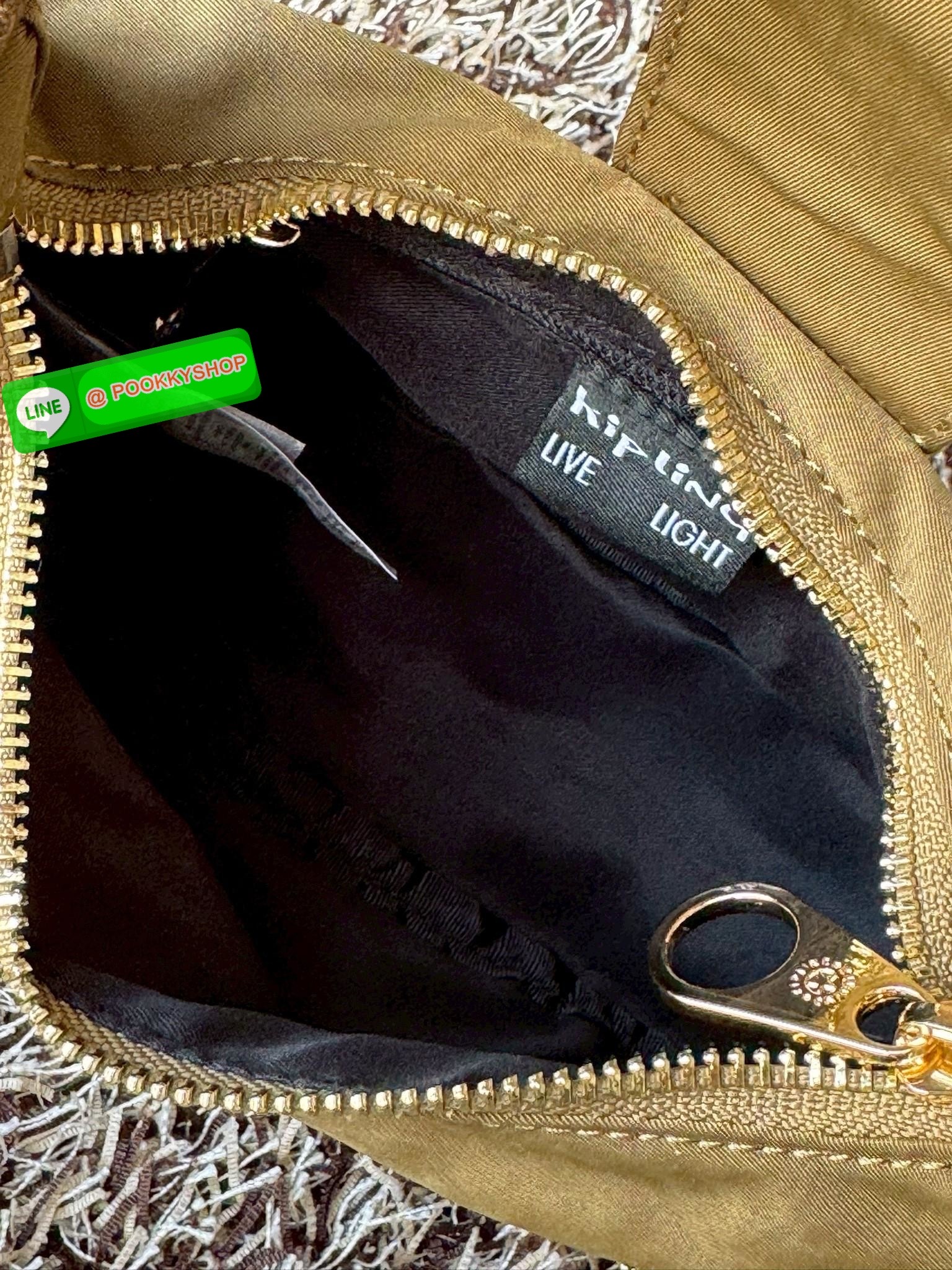 Kipling Syro Shoulder bag กระเป๋าในสไตล์มินิมอล แต่สามารถใส่สิ่งของได้ครบครัน มีทั้งช่องซิปภายในและนอก น้ำหนักเบา มีสายสะพายครอสบอดี้ได้