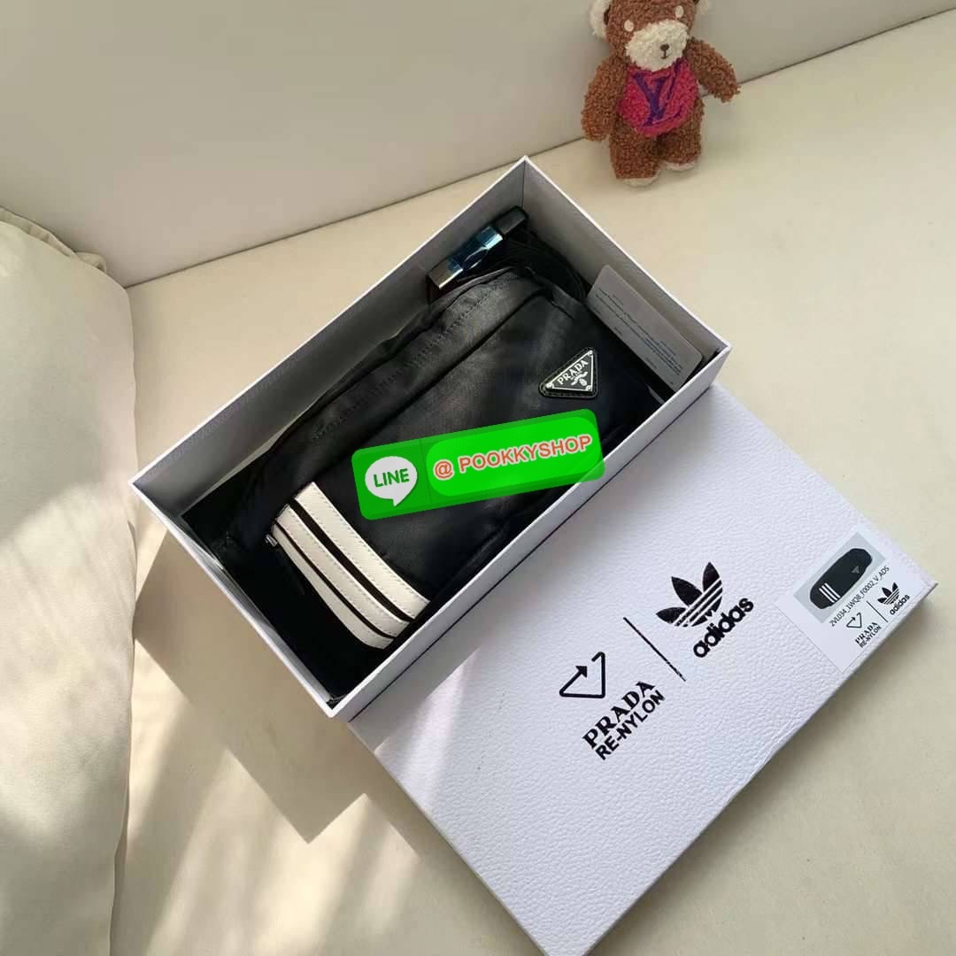 New Arrivals!!!PRADA Bag Premium gift กระเป๋าถือหรือสะพายพรีเมี่ยมกิ๊ฟ ซึ่ง Adidas และ Prada นำเสนอ กระเป๋าคาดเอวสไตล์สปอร์ตและอเนกประสงค์ และนำแถบสามแถบที่เป็นเครื่องหมายการค้าของ Adidas มาปรับปรุงใหม่ให้เป็นหนัง Saffiano ซึ่งเป็นวัสดุสัญลักษณ์ของ Prada
