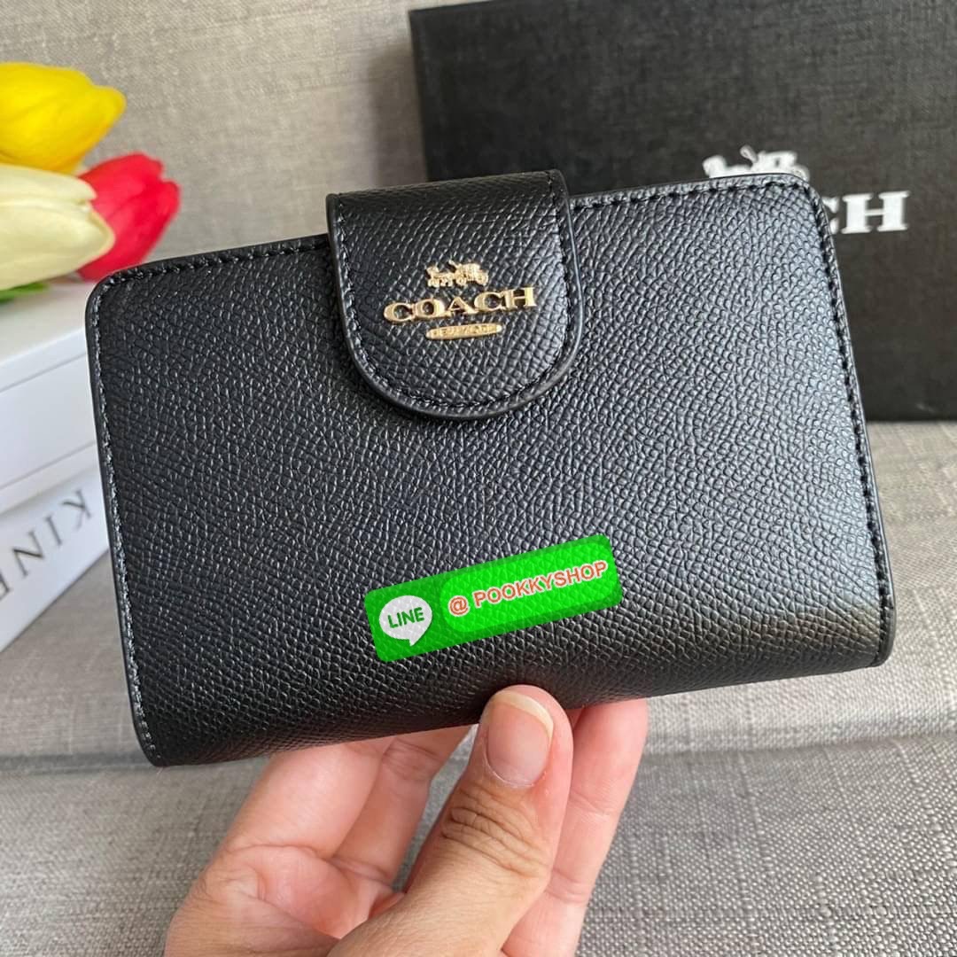 COACH 6390 MEDIUM CORNER ZIP WALLET กระเป๋าสตางค์ใบกลาง สีพื้นเรียบหรู วัสดุcrossgrain ภายในมีช่องใส่บัตรและธนบัตรได้ทุกชนิด มีช่องซิปใส่เหรียญ ขนาดกะทัดรัดพกพาง่าย คนชอบจัดระเบียบกระเป๋าสตางค์แนะนำเลยจ้า