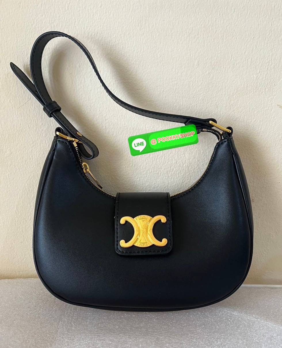 ✴️BEST SELLER!✴️CELINE SHOULDER BAG VIP GIFT WITH PURCHASE (GWP) พรีเมี่ยมกิ๊ฟ Limited Edition จาก CELINE HAUTEPARFUME DUTYFREE COUNTER วัสดุ TRIOMPHE CANVAS รุ่นใหม่ล่าสุดดีไซน์สวยหรู หนังสวยอยู่ทรง ภายในโล่งกว้างและจุสามารถใส่มือถือ กระเป๋