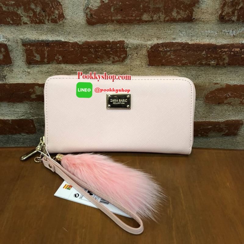 ZARA SAFFIANO BAG กระเป๋าสตางค์ทรงยาว รุ่นฮิต สวยเว่อร์ หนังsaffiano เปิดปิดด้วยซิปรอบ อะไหล่ทองสุดหรู มีพู่ฟรุ้งฟริ้งและสายคล้องมือ พร้อมด้วยถุงผ้าจากช็อป ภายในมีช่องซิปตรงกลางและช่องเสียบบัตร คล้องมือถือเป็นคลัชท์ก็งามคะ Don't missคร้า