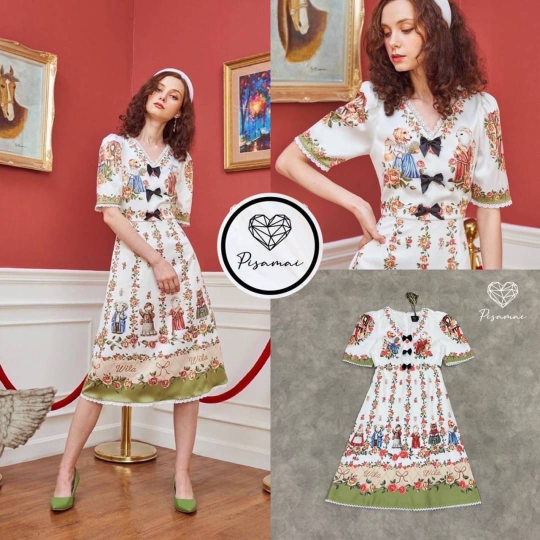 เดรสคอวีสีขาวมาในลายกราฟฟิกการ์ตูนวินเทจน่ารักๆ แต่งโบว์สีดำซ้อน3อัน ดีเท็ล10/10ไปเลยค่ารุ่นนี้ ปังมากๆค่า ที่สำคัญ ราคาฟาดๆ ใส่แซ่บๆเลยค่ารุ่นนี้ ใส่vacayถ่ายรูปกับแก๊งค์เพื่อนๆไม่มีผิดหวังเลยค่า ห้ามพลาดเลยน้าตัวนี้