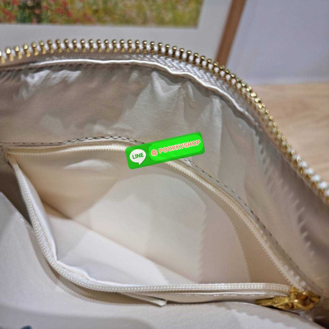 PRADA MEDIUM LEATHER HANDBAG 🔆 Details สะเทือนวงการแฟชั่นแบบสุด! กับกระเป๋าสะพายไหล่พรีเมี่ยมกิ๊ฟ ดีไซน์เก๋และมาแรงมาก สาวๆหนุ่มๆติดแกลมต้องไม่พลาด สวยดูแพง หูสะพายคล้องไหล่สะดวก ปากกระเป๋ามีซิปรูดเปิดปิดง่าย ภายในแบ่งสัดส่วนสวย โล่งกว้าง มีทั้งช่