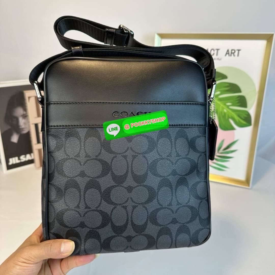 กระเป๋า Coach CHARCOAL/BLACK (COACH F54788) กระเป๋าสะพายซิกเนเจอร์เคลือบ PVC พร้อมขอบหนังปิดด้วยซิป ซับในผ้าด้านนอก: กระเป๋าแบบเปิดด้านหน้าหนึ่งช่องและกระเป๋าแบบเปิดด้านหลังหนึ่งช่อง ด้านในมีซิปและกระเป๋าเอนกประสงค์ สายปรับได้สำหรับสะพายไหล่หรือสะพายข้าง