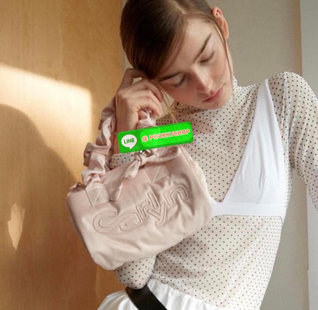 NEW ARRIVAL! น้องใหม่ล่าสุด มีความน่ารักไม่ไหวค่าสาวๆ CARLYN TIA MINI BAG พร้อมส่ง! สุดคิ้วท์ไปกับน้องสไตล์สายเกากันค่า ด้วยดีไซด์ใหม่ วัสดุไนล่อนอย่างดี ปักลายแบรนด์ทั้งใบสวยงาม