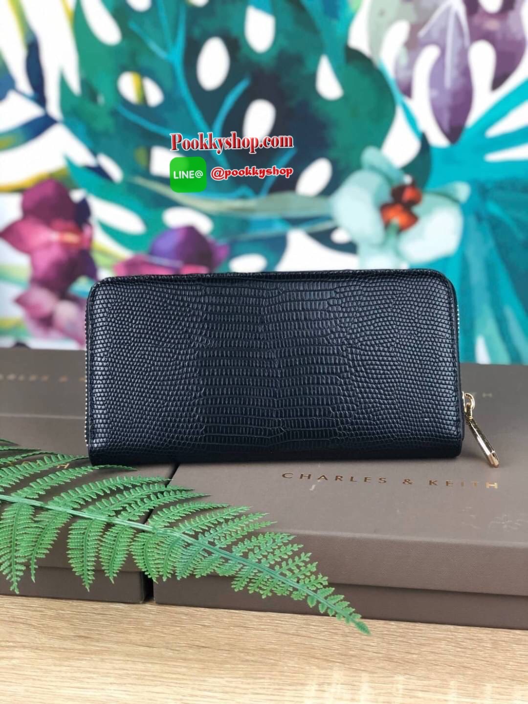 CHARLES & KEITH CROC-EFFECT LONG WALLET กระเป๋าเงินใบยาวซิปรอบ หนังปั๊มลายจรเข้ทั้งใบ ด้านในกระเป๋าแบ่งเป็น 3 ช่องใหญ่ มีช่องซิปใส่เหรียญตรงกลาง จุการ์ด 12 ช่อง สามารถใส่ธนบัตรได้ตามยาวอีก 2 ช่อง ใส่ iPhone plus ได้นะคะ❤️ รุ่นนี้มีแต่สีน่ารักๆเลยค่