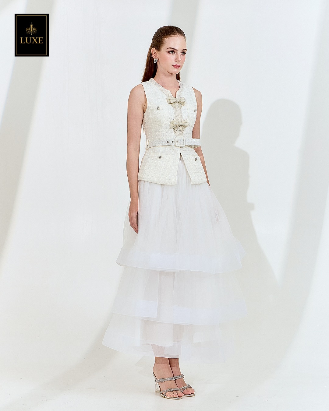 เสื้อแฟชั่น เสื้อแขนกุด ทรงเข้ารูป ชายเสื้อยาวปิดสะโพก มาพร้อมเข็มขัดผ้าในตัว