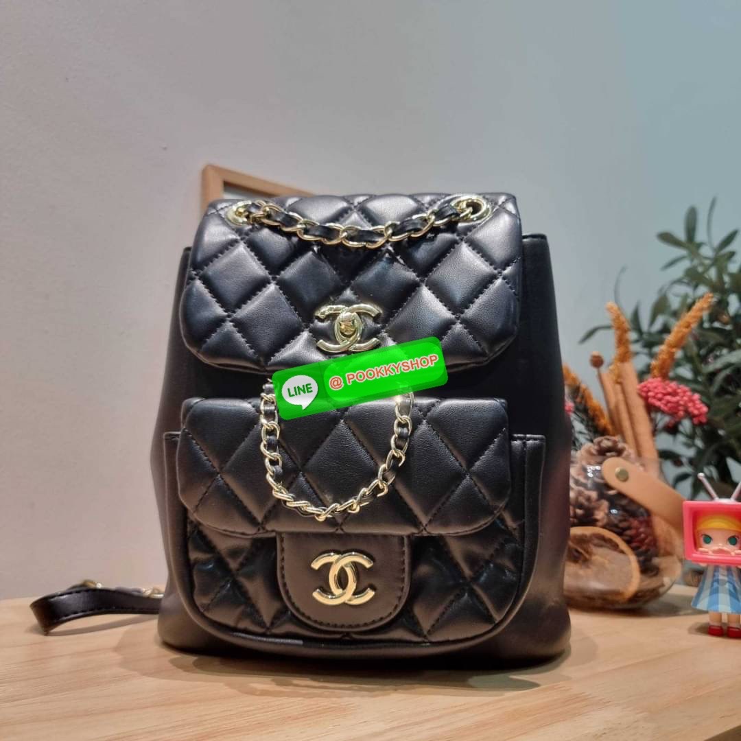 Hot item! Chanel duma backpack กระเป๋าเป้ ไซส์น่ารัก ไอเท็มยอดฮิตจากเคาน์เตอร์ dutyfree รูปทรงทันสมัย วัสดุหนังแกะสัมผัสนิ่ม ดีเทลความสวยมากมาย ทั้งสายรูดเก็บปาดกระเป๋า หรือจะช่องเปิดด้านหน้า ก็ดูหรูไปหมด ภายในโล่งกว้าง ใส่ของสำคัญได้ครบ สายสะพายปรับได้ตา