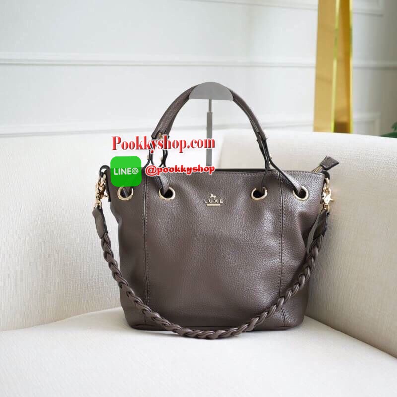 รุ่น Andrea city bag เปิดตัวรุ่นใหม่พร้อมอะไหล่สามแถว สั่งทำพิเศษจากโรงงานเดียวกับแบรนด์ดังระดับโลกเลยค่ะ สุดหรูไม่ลอก มาในทรงสุดสวยเปิดตัวใหม่✔️ มีสายสะพายสองเส้น เส้นแรกคือสายเปีย สะพายแล้วดูน่ารักสุดๆ หรือจะใช้สายสะพายยาวก็คล่องตัว ปากกระเป๋ามีซ