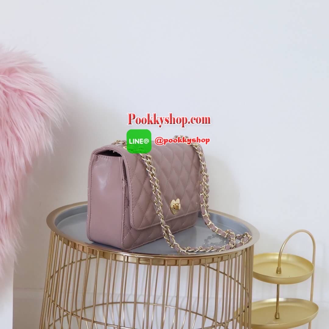 ใหม่ล่าสุด KEEP ‘ classic chain bag ‘ ( อะไหล่หัวใจ ) ***คอลเลคชั่นใหม่พิเศษสุดๆผลิตจากหนัง Microfiber สวยทนขึ้นกว่าเดิมแน่นอน แถม สายโซ่ยังทำจาก Metal premieres เบาและเงากว่าปกติค่ะ *** รายละเอียดกระเป๋า ตัวกระเป๋าหนังแกะสังเคราะห์ ลายหนังสวยมากๆคะ นิ่ม-