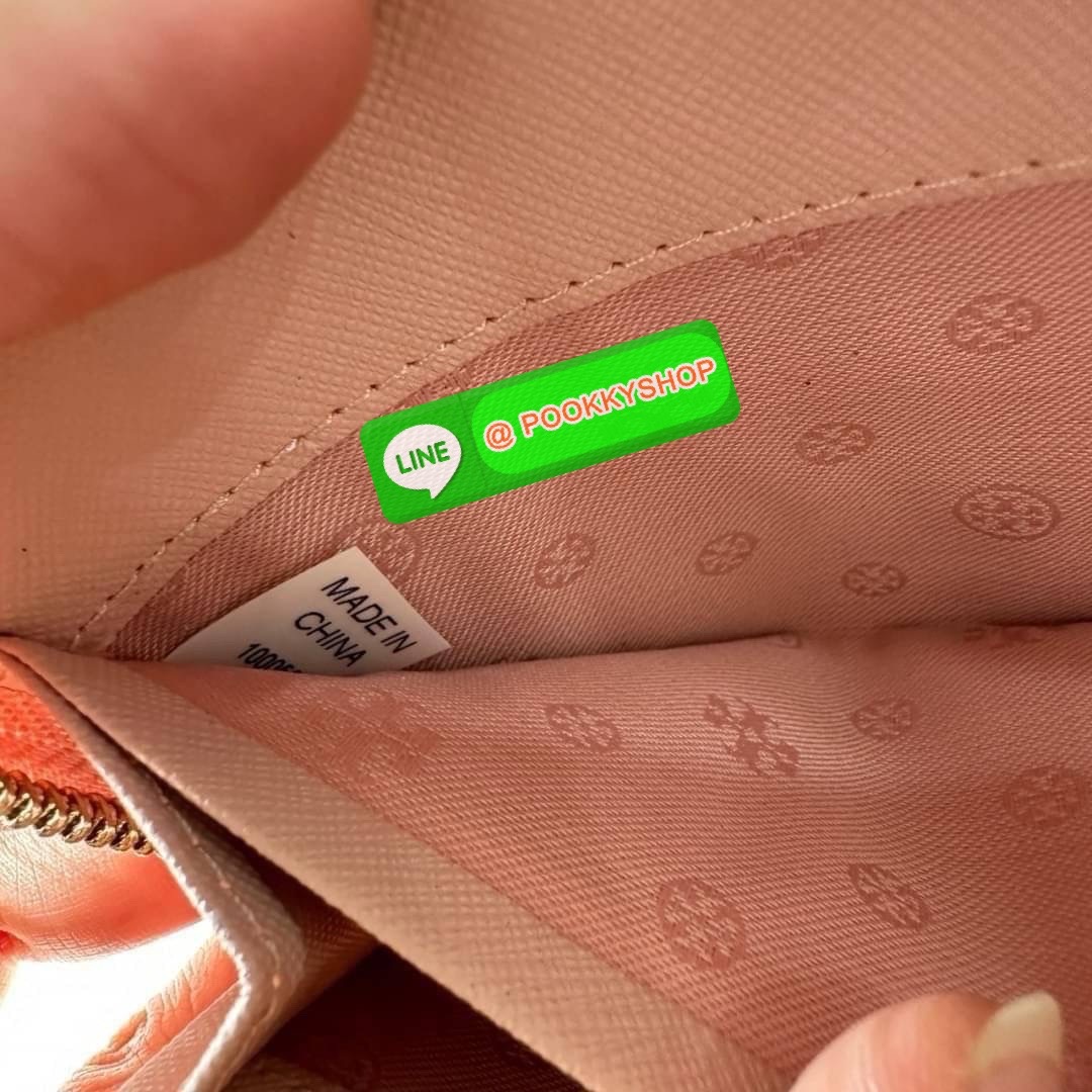 TORY BURCH ROBINSON MULTI GUSSET ZIP CONTINENTAL WALLET กระเป๋าสตางค์ใบยาว แบ่งสัดส่วนด้วยช่องซิปตรงกลางสำหรับใส่เหรียญ มีช่องใส่บัตร และใส่ธนบัตรได้ วัสดุหนังแท้ เปิด-ปิดกระเป๋าแบบซิปรูด ใส่โทรศัพท์มือถือได้ วันชิวๆพกกระเป๋าสตางค์ใบเดียวสะดวกมากค่ะ