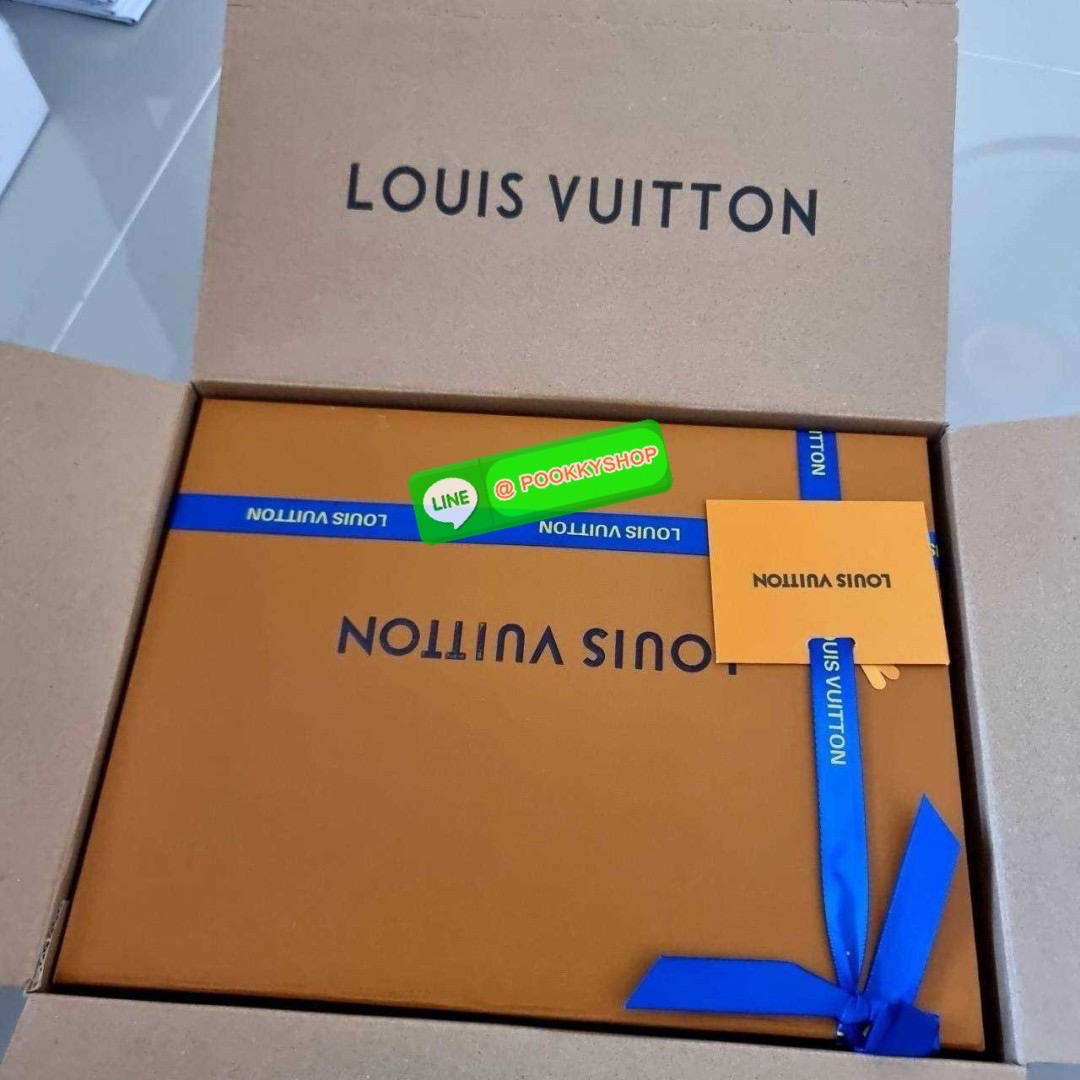 LV diane monogram washed denim bag 🔆 Details ใหม่ล่าสุด กับกระเป๋าทรงสุดฮิต คลาสสิคและเป็นอีกหนึ่ง signature ที่มาในรูปแบบ washed denim สวยดูแพงสุดๆ มาพร้อมสายสะพายถึง 3 แบบ สายคล้องไหล่ สายสะพายข้างแบบหนังและแบบสปอร์ต ทำให้สามารถปรับเปลี่ยนใช้งาน