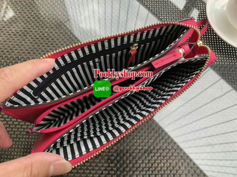 KATE SPADE Wallet Clutch Bag กระเป๋าทรงคลัชสุดคุ้มหนัง Saffiano ด้านหน้ามีโลก้แบรนด์ มาพร้อมสายคล้องมือ เปิดปิดด้วยซิปสะดวกใช้ สามารถใส่แทนกระเป๋าสตางค์ใบยาว ภายในแบ่งออกเป็น3ช่องหลัก มีช่องใส่บัตร เครื่องสำอาง เครื่องเขียน เหรียญ ไส่ไอโฟนพลัส ได้ค่ะ มีกล