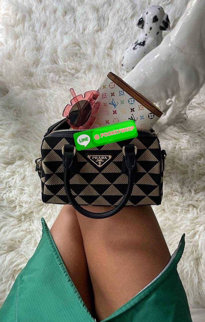✴️ห้ามพลาด!✴️PRADA FABRIC MICRO BAG VIP GIFT WITH PURCHASE (GWP) กระเป๋าพรีเมี่ยมกิ๊ฟ Limited จาก PRADA DUTYFREE COUNTER โดดเด่นที่วัสดุ Jacquard Fabric Micro ดีไซน์สวยคลาสสิคขนาดกำลังดี หูกระเป๋าประดับTagแบรนด์ถอดออกได้ ภายในมีโลโก้ ใส่มือถ