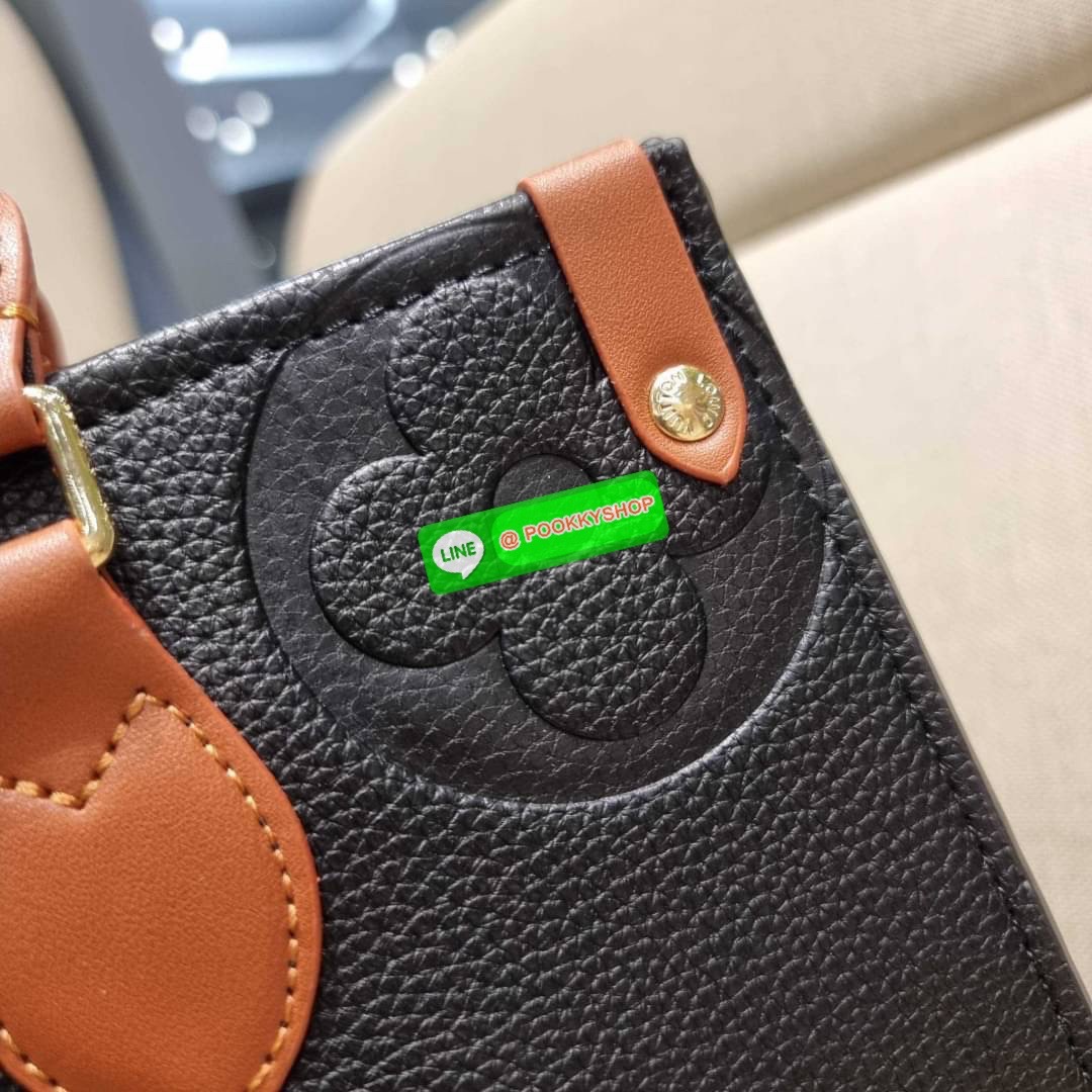 New arrival!! LV crossbody tote bag ดีไซน์สวยคม สมราคา ดูแพงไปอีก ด้วยดีเทลลายของหนัง crossgrain กระเป๋าทรงโท้ทจากเคาน์เตอร์ dutyfree คลาสสิค ผู้ดียืนหนึ่ง โทนสีใช้งานง่าย แมทช์ได้ทุกลุค มาพร้อมหูจับในตัว แบบหูหิ้ว และหูยาวสำหรับสะพายไหล่ เก๋มาก ชิคมาก ภา