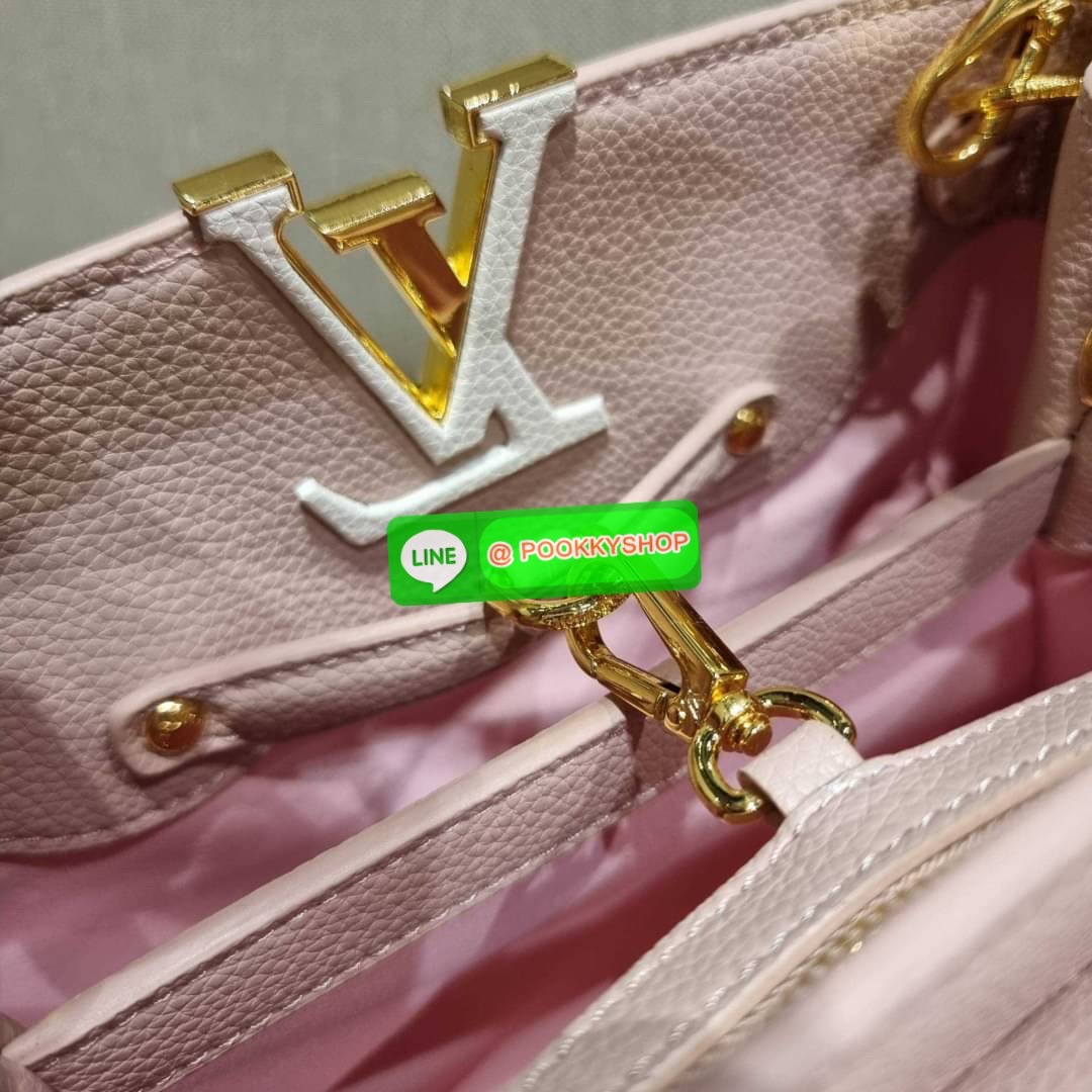 NEW IN!! LV capucines top handle วีไอพีพรีเมี่ยมกิ๊ฟจากเคาน์เตอร์ ที่สุดของความสวยในราคาเบาๆ กระเป๋าถือสุดหรู ดีไซน์ทรงคลาสสิค พร้อมลวดลายหรูหรา มาพร้อมหูจับในตัว ด้วยรูปทรงวินเทจและวัสดุหนังลูกวัว สัมผัสดี ขับผิว ทำให้ไอเท็มนี้สะกดทุกสายตาจริงๆ และยังมีล