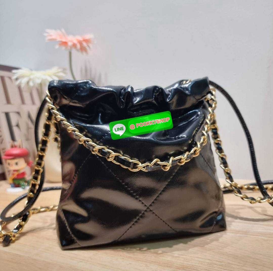 Chanel 22 mini bag 🔆 Details เกินต้านที่สุดกับไอเท็มนี้ ที่สาวๆหรือใครๆก็ต้องมีแล้ว!! มาในไซส์มินิ น่ารักจริงจัง!! แค่เห็นก็หลงรัก กับกระเป๋าสะพาย ดีไซน์เรียบแต่มีความหรูแอบซ่อนอยู่ ด้วยความโดดเด่นจากสายสะพายโซ่สีทอง และเหรียญโลโก้ เพิ่มความแพงไปอ