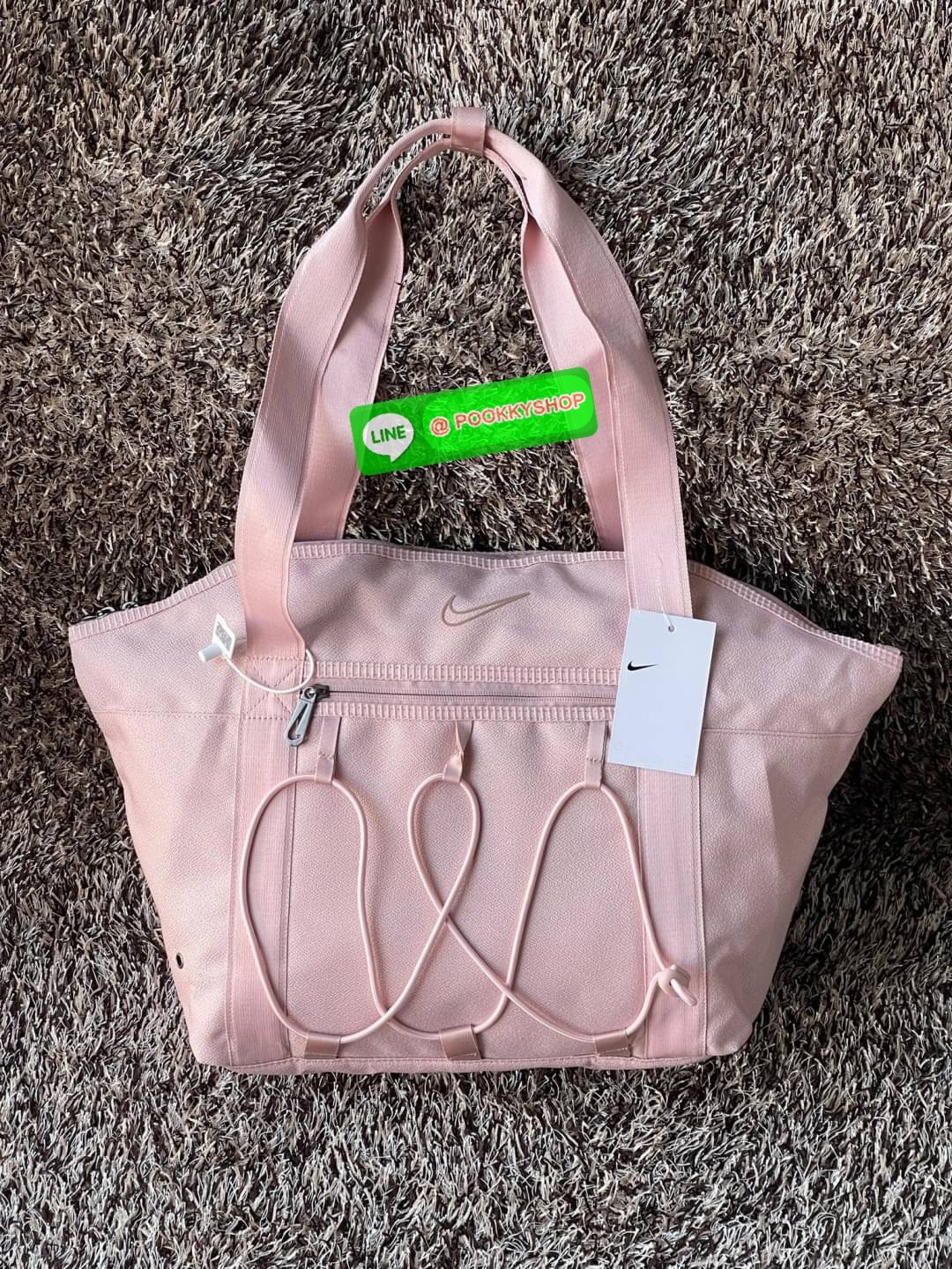 💕Nike One Women's Training Tote Bag กระเป๋าโท้ท Nike One เป็นทางออกของคุณในการใส่ทุกอย่างให้เข้ากับวันของคุณ ตั้งแต่ที่ทำงานหรือโรงเรียนไปจนถึงการออกกำลังกาย—ดีไซน์อเนกประสงค์มีทุกสิ่งที่คุณต้องการ ใส่แล็ปท็อป ขวดน้ำ และทุกสิ่งที่คุณต้องการใน