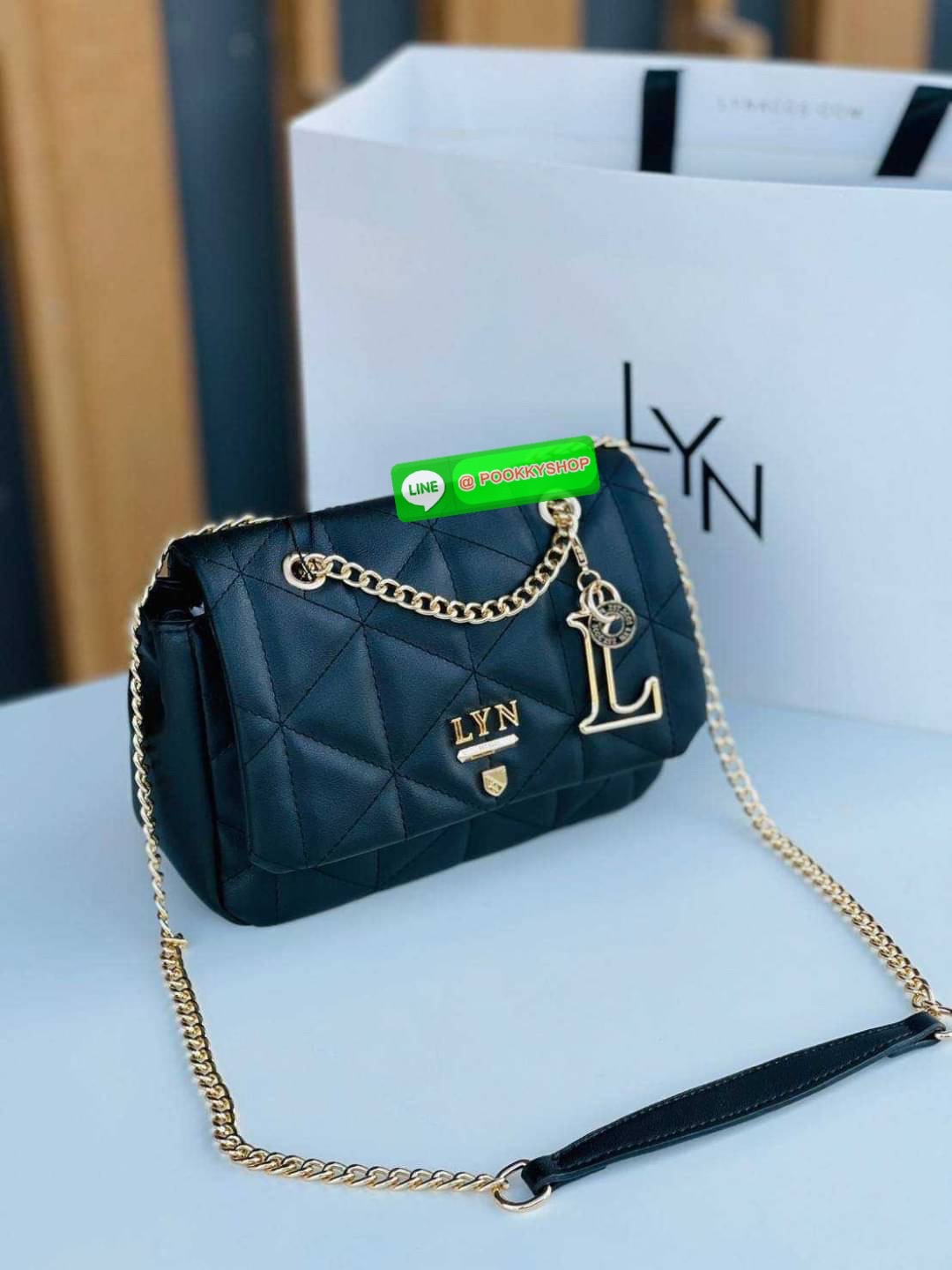 Lyn ลายตารางสุดฮิต หนังนิ่ม ตั้งอยู่ทรง ประดับพวงกุญแจรูปตัว L เปิดปิดด้วยกระดุมแม่เหล็ก สะดวกใช้