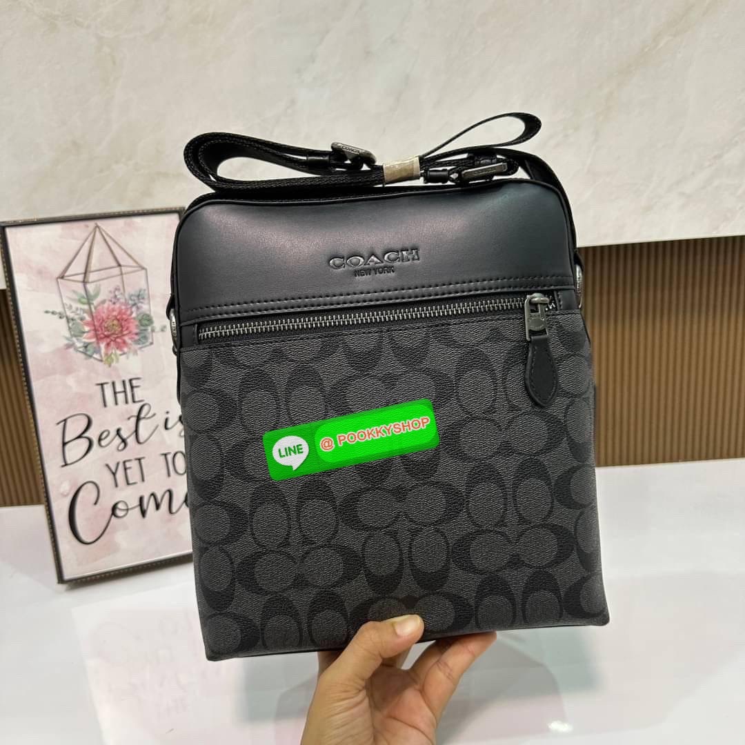 COACH Houston Flight Bag In Signature ((73336)) พร้อมส่งอีกครั้งค่ะ รุ่นที่คุณผู้ชายต้องมีติดตัว! กระเป๋าสะพายครอสบอดี้ร์ หนังแท้ หนังนิ่มดีค่ะ ด้านหน้าเป็นช่องซิปยาวให้หนึ่งช่อง เปิดปิดกระเป๋าแบบซิปภายในโล่ ใส่ของได้เยอะพอประมานเลยนะคะ พร้อมช่องแยกย่อย ใ