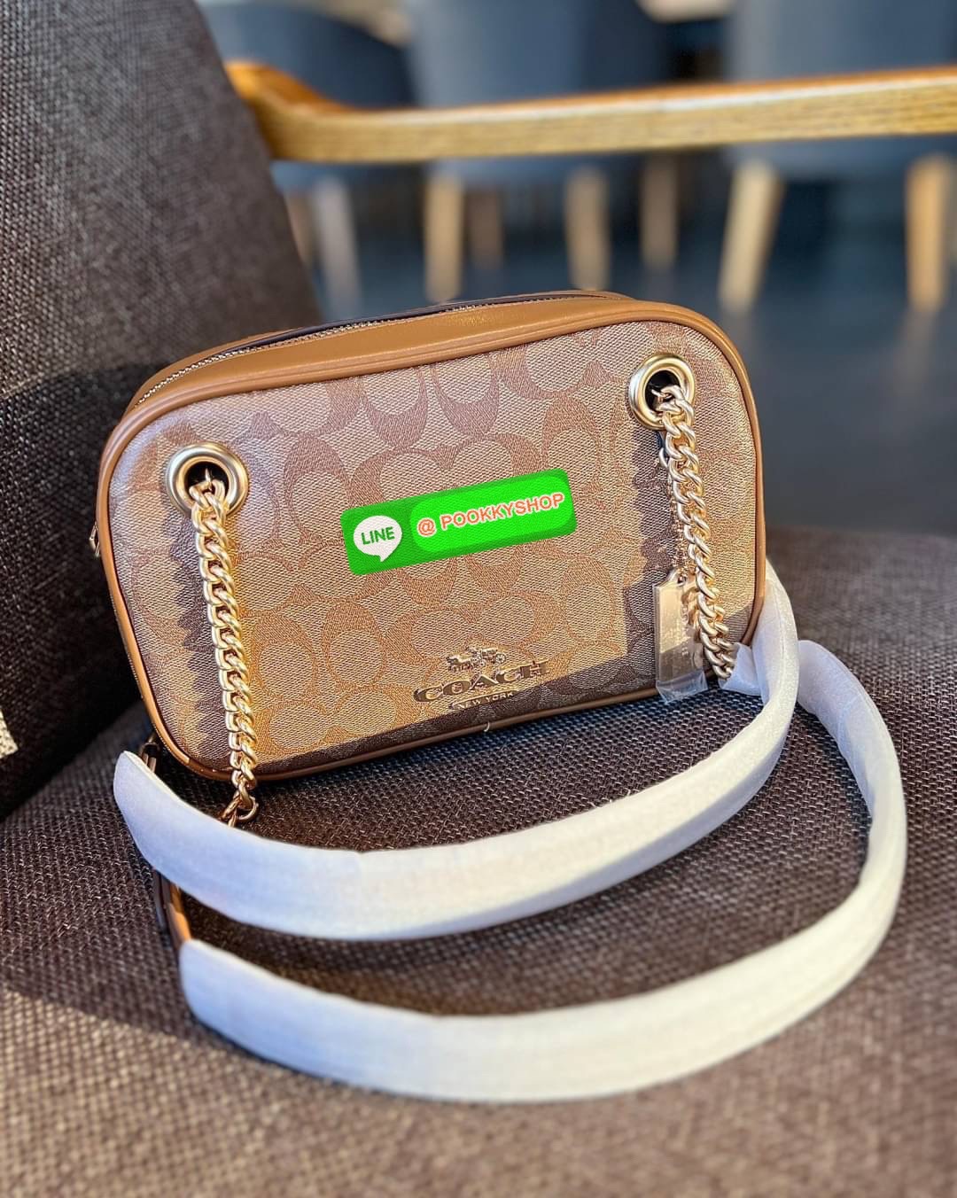 🆕🆕🆕 สวย หรู ดูดี ทางนี้จ้าสาวๆๆ สินค้าต้องมี ห้ามพลาด! COACH CAMMIE CHAIN SHOULDER BAG IN SIGNATURE ((C8149)) 🌟พร้อมส่ง จำนวนจำกัด ก่อนหมด! กับกระเป๋าหิ้วหรือสะพายไหล่ สายสะพายไหล่ในตัวแบบโซ่มีหนังรองบ่า สวยงามมากๆค่ะ หนังแ