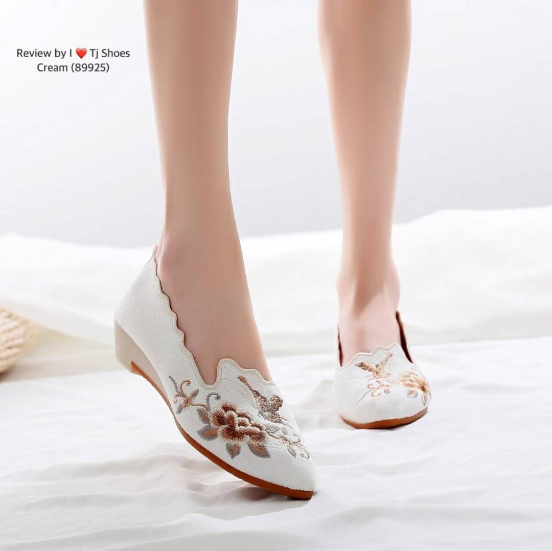 พร้อมส่งรองเท้าคัชชูนำเข้าที่น่ารักสุดๆ ผ้าปักลายดอกไม้น่ารักๆ น้ำหนักเบา ทรงสวย สวมใส่ง่าย แมทกับชุดอะไรก็เกร๋ ของจริงสวยมาก สวยตรงปกแน่นอน เพราะทางร้านถ่ายรูปจากสินค้าจริง เป็นรุ่นแนะนำ ซื้อไปรับรองไม่ผิดหวัง ห้ามพลาดเลยนร้า ช้าหมดอดเกร๋นร้า สั่งด่วนๆเล