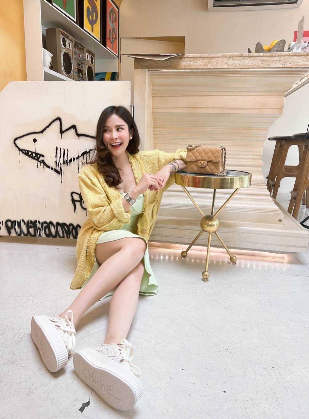 พร้อมส่ง... งานเป๊ะมากก งานเกรดดีที่สุด ขึ้นแบบ 1:1 CHAMEL คอลใหม่2022 ใส่เที่ยวเกร๋ๆดูแพงเเนะนำค่า ของต้องมีนะจ้าา .คอลใหม่ทรงเเละสีใส่ได้กับทุกชุด ใส่สวยๆ เกร๋ๆเลยค่า คู่นี้ใช่เลยค่า อีกรุ่นที่ต้องมีติดตู้นะค่า คอลเลคชั่นใหม่ล่าสุดงานเกรดHiend. รุ่นนี้ง