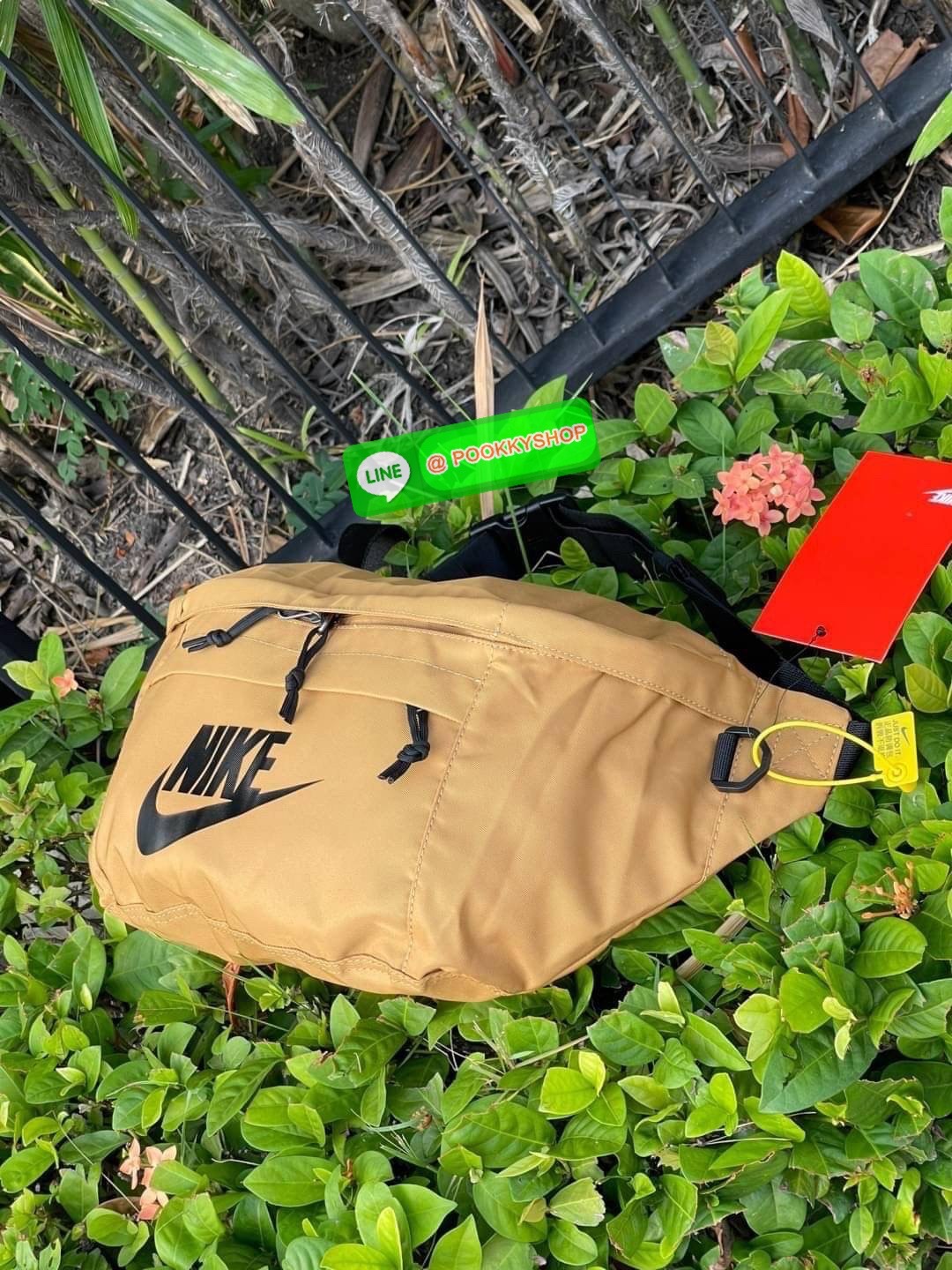 💕Nike Tech hip pack กระเป๋าคาดเอว Nike Tech รุ่นใหม่ชนช้อป!! ให้คุณหยิบใช้อุปกรณ์กีฬาและพกพาได้อย่างง่ายดาย พร้อมโดดเด่นด้วยกระเป๋าซิป 2 จุดสำหรับเก็บสิ่งของ และสายกระเป๋าแบบปรับได้เพื่อให้แนบกับลำตัว ใช้งานได้คล้องตัว ใส่ของได้จุสมใจเลยคร้า