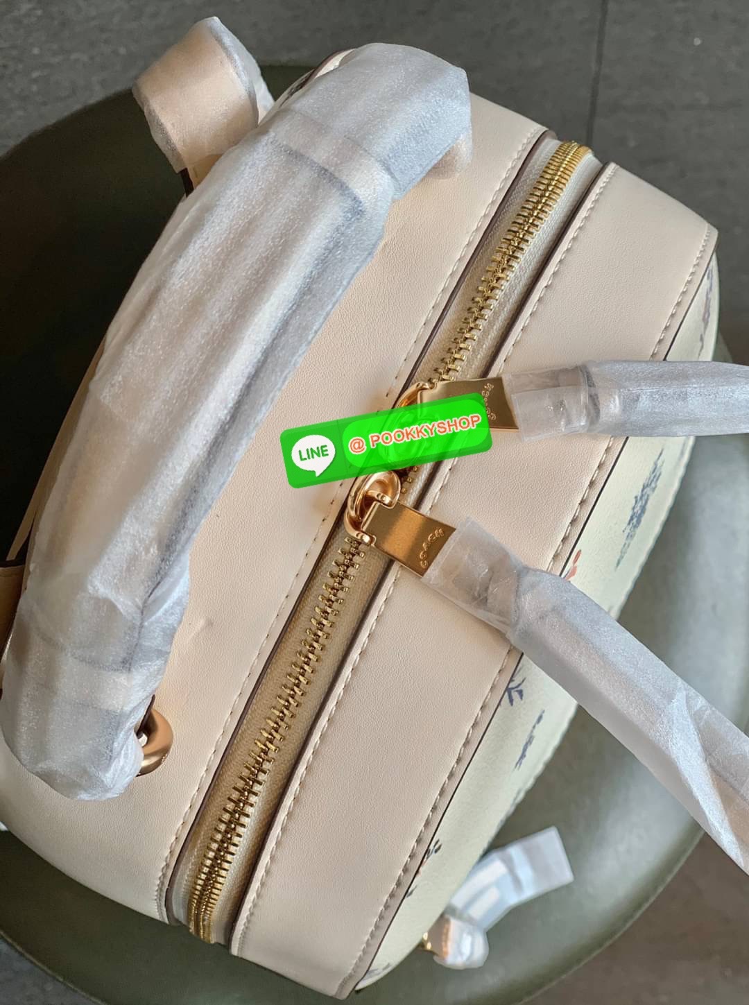 NEW IN! COACH JORDYN BACKPACK ((C1804//3011)) ไม่มียังไงไหว ต้องบอกว่าน้องสวยมากๆค่า! กระเป๋าสะพายหลังแบบมีหูหิ้ว หนังแแท้สวยค่ะ ❤️ทั้งใบปริ้นลายดอกไม้ สวยเด่ด สะดุดตาเลยทีเดียวค่ะ ด้านหน้ามีช่องซิปใส่มือถือหรือของจุกจิกลงไปได้ค่ะ เปิด-ปิดกระเป๋าแบ