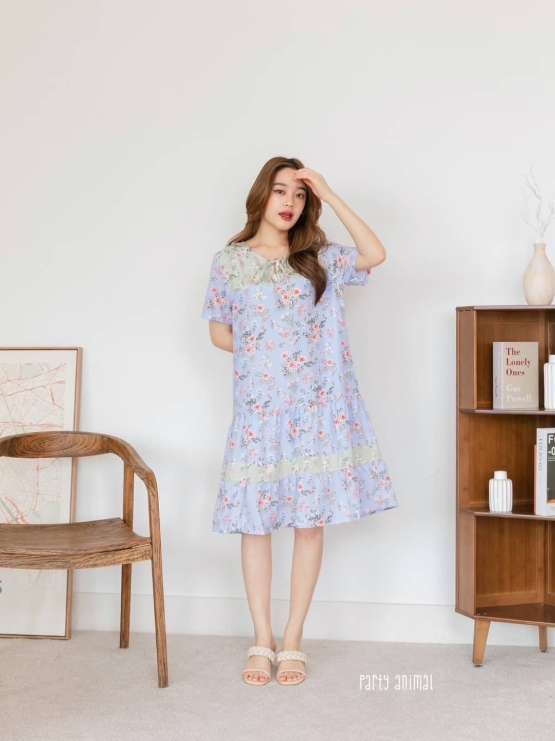 เดรสลายดอกไม้ตัดต่อสลับสีแบบทูโทน ทรงปล่อยต่อชายระบายสองชั้น คอผูกโบว์ได้ เนื้อผ้าไหมญี่ปุ่นพริ้วๆใส่สบาย งานมีซับในตัวค่ะ ซิปหลัง มีกระเป๋าข้างค้า 2สี