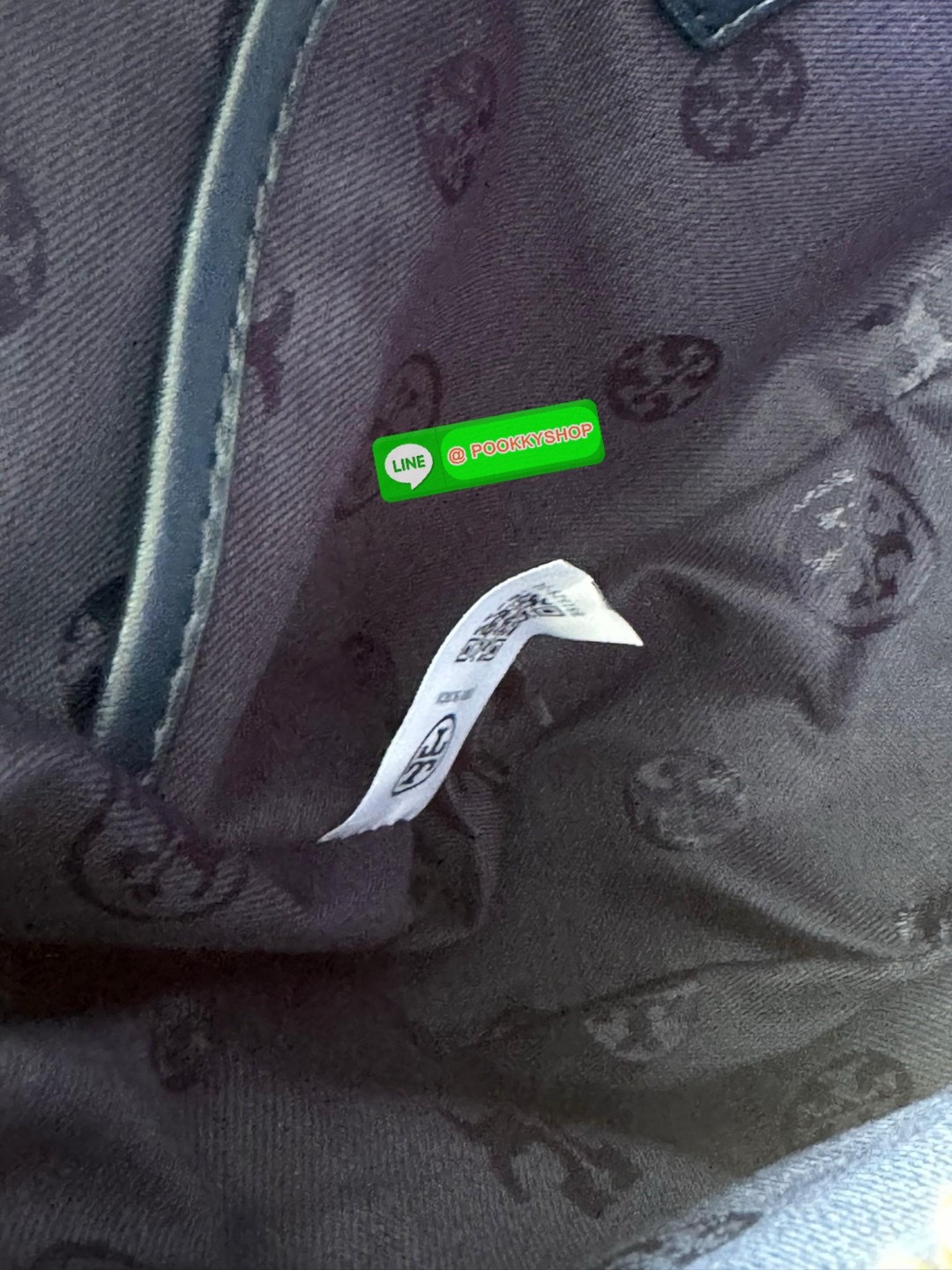 Tory burch nylon web mini hobo เป็นอีกหนึ่งตัวเลือกที่น่าสนใจสำหรับคนที่กำลังมองหากระเป๋าที่เน้นการใช้งาน ดีไซน์เรียบง่าย น้ำหนักเบา เน้นการใช้งานเป็นหลัก อีกทั้งยังมีสายสะพายแบบสปอร์ตช่วยคุณสะพายบนไหล่หรือครอสบอดี้ได้สะดวก ที่สำคัญ ผลิตจากผ้าไนลอนที่มีคว