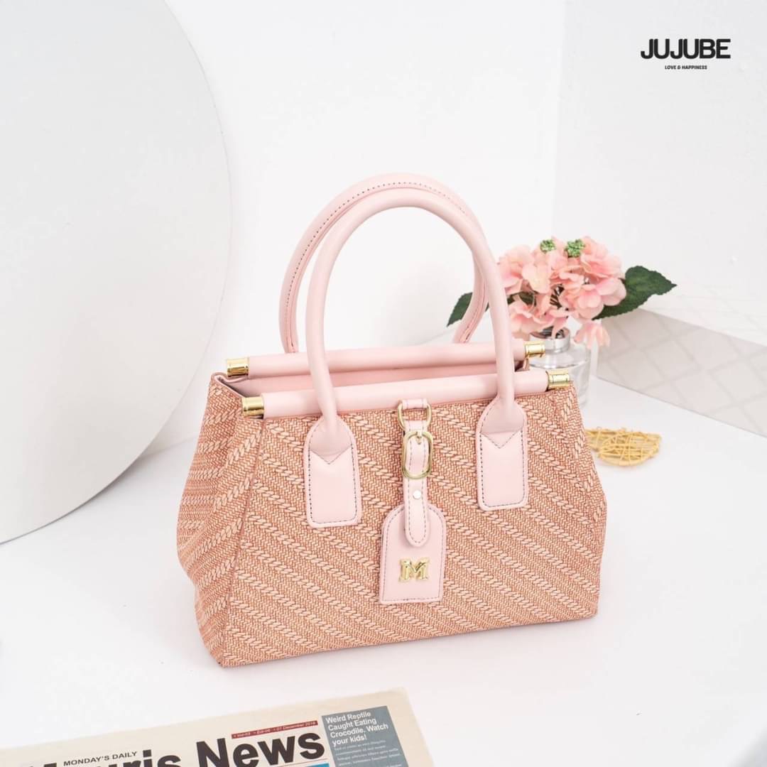 กระเป๋าสะพายข้างผู้หญิง แบรนด์ jujube ใบใหญ่ งานมี 3 ช่อง จุของได้เยอะมาก