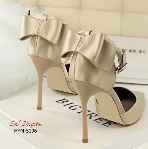 สินค้าพร้อมส่ง รองเท้าส้นสูงหัวแหลมรัดข้อนำเข้า วัสดุหนัง PU บุผ้าซาตินด้านนอก ดีไซน์โบว์ด้านหลัง เรียบหรู งานคุณภาพดีมาก งานจริงเหมือนรูป แมทง่ายกับทุกชุด ใส่ออกงานก็สวยหรูค่ะ