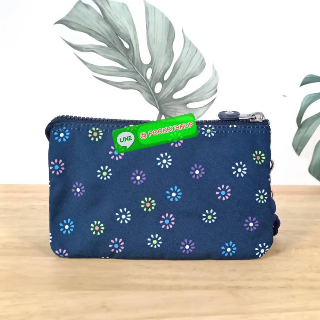 Kipling Creativity Large Pouch วัสดุ Nylon 100% กระเป๋าคล้องมือขนาดพอเหมาะ 7.25 นิ้ว พกพาสะดวก เปิด-ปิดด้วยซิปเดียวใช้งานง่าย ด้านในมีช่องกว้าง 2 ช่องและช่องซิปเล็กตรงกลางอีก 1ช่อง ใช้งานได้สะดวก สามารถใส่มือถือ 7.5 นิ้วได้ กุญแจรถ ธนบัตรได้ ล็อตนี้มาพร้อ