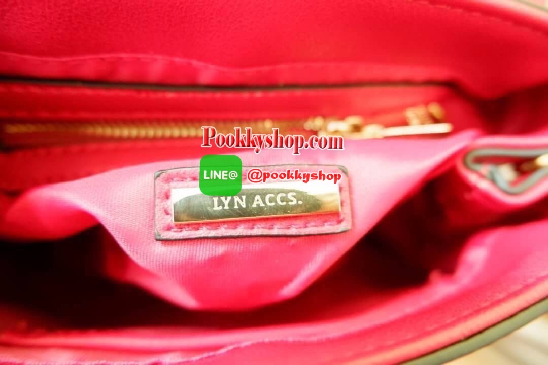 Lyn กระเป๋าหิ้วมาพร้อมสายสะพาย ขนาดกลางๆไม่เล็กไม่ใหญ่ ดีไซน์สวยน่ารัก ด้านในมีป้ายโลหะปั๊มแบรนด์ ใต้กระเป๋ามีหมุดรองทั้ง 4 มุม รูปทรงสวยเก๋ขนาดนี้ ไม่มีไม่ได้นะคะ