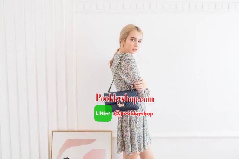 มาเพิ่มละค่า งาน Best Seller พร้อมสีใหม่สวยๆ มาให้เลือกเพิ่มอีก 2 สี !! KEEP รุ่น shoulder chevron chain handbag สวย หรู มากๆ เลยน๊า กระเป๋าอยู่ทรง หนังตัวใหม่ Microfiber สวย ทนกว่าเดิม ตัวกระเป๋าเย็บประณีต สายโซ่ปรับ สั้น ยาวได้คะ ภายในสีแดง มีช่องใส่ของ