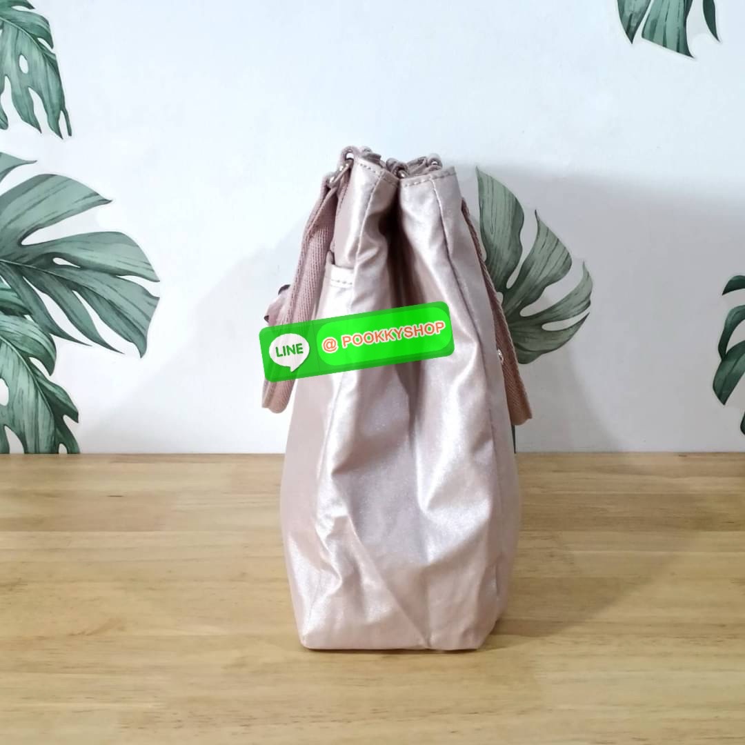 KIPLING Caralisa bag กระเป๋าถือหรือสะพาย วัสดุ Polyester เคลือบผิวกันน้ำ รุ่นใหม่จสก kipling เหมาะสำหรับวันทำงาน หรือ ใช้สะพายในชีวิตประจำวัน สามารถใส่กระดาษ A4 หรือ Ipad /Tablet ได้ถึง 11 นิ้ว