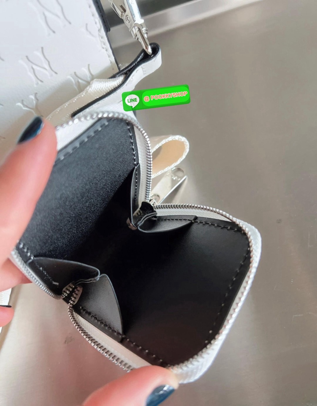 NEW IN! ใบจริงน้องสวยมากๆ คุ้มแก่การมีติดตัว! MLB MONOGRAM EMBO CROSS BAG 💌พร้อมส่ง! ใครมีแล้วหรือจะมีเพิ่มหรือซื้อเป็นของขวัญให้เพื่อนๆรุ่นนี้ไม่ทำให้ผิดหวังค่ะ หนังแท้อย่างดี ปั้มลายแบรนด์ทั้งใบ