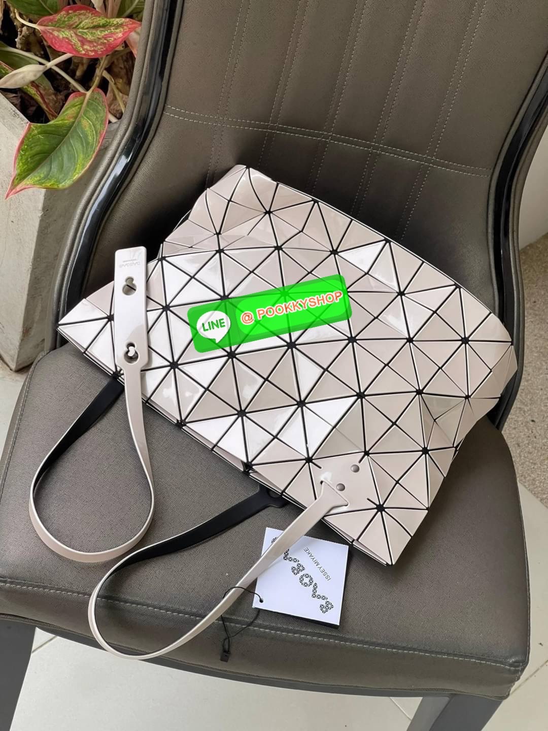 Bao Bao Issey Miyake ROCK MATTE ซีรีส์นี้จะเป็นทรงสี่เหลี่ยมผืนผ้า มีซิปปิดด้านบน ถือเป็นรุ่นที่เหมาะกับการใช้งานในชีวิตประจำวัน สามารถพับมุมและบริเวณด้านล่างของกระเป๋าเพื่อเพิ่มความสะดวกสบายในการใช้งาน ทั้งยังช่วยให้วางกระเป๋าในแนวตั้งได้อีกด้วย แผ่นต่อส