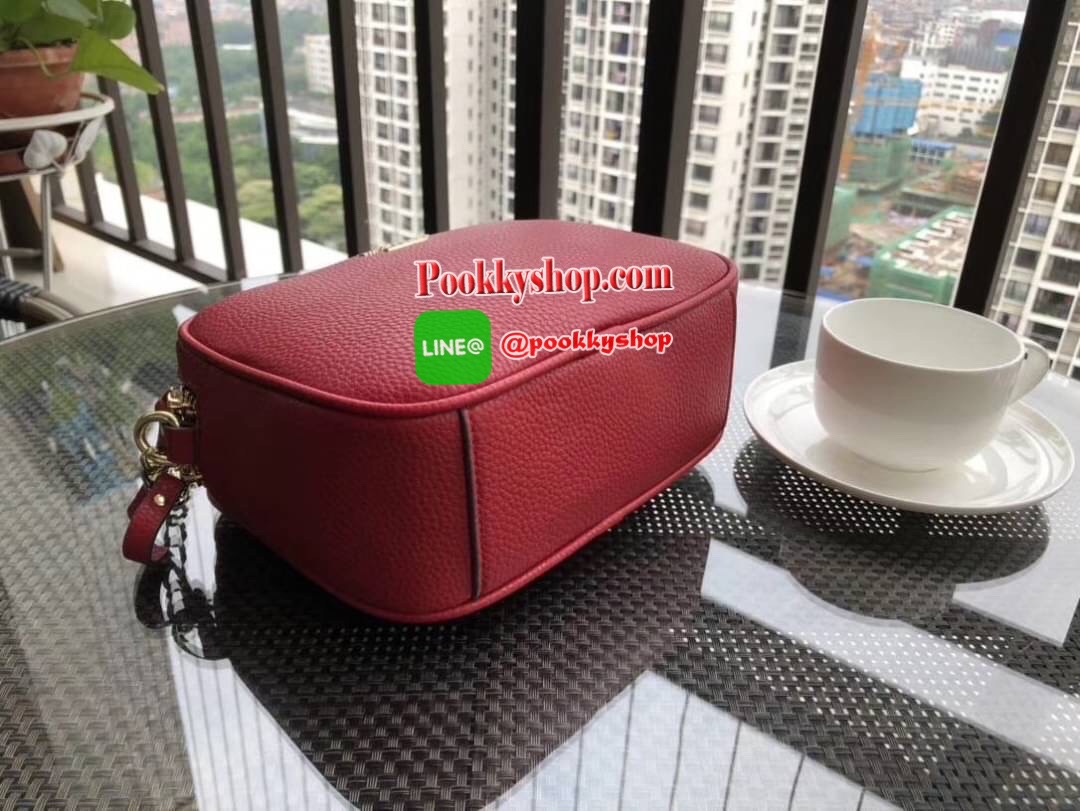 Kate spade New York mini shoulder bag กระเป๋าถือหรือสะพายหนังนิ่ม สวยอยู่ทรง ด้านหน้าประดับโลโก้แบรนด์ อะไหล่ทองหรูหรา น้ำหนักเบา ภายนอก มี2ช่องซิป แยกเป็นสัดส่วน ภายในมีช่องซิป 1 ช่อง และช่องใส่ของจุกจิก 1ช่อง จุของได้เยอะ สายสะพายปรับระดับได้ สะพายข้างห