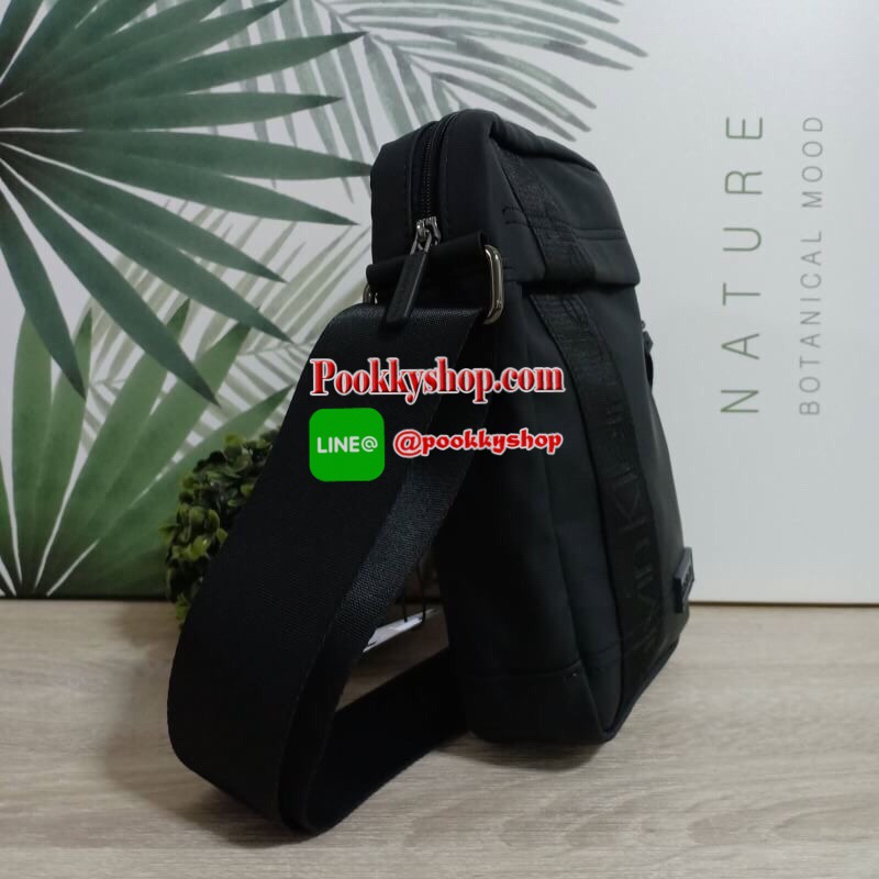 Calvin Klein Jeans กระเป๋าสะพายหนังเรียบด้าน หนังกันน้ำ สะพายได้สองแบบ crossbody และสามารถปรับเป็นสายคู่สะพายข้างได้ ขนาดกำลังดีไม่เล็กไม่ใหญ่จนเกินไป พกพาสะดวก ด้านหน้าประดับด้วยป้ายโลโก้แบรนด์ มีช่องซิป1ช่อง กระเป๋าเปิดปิดด้วยซิปบน หัวซิปโลโก้แบรนด์ ภาย