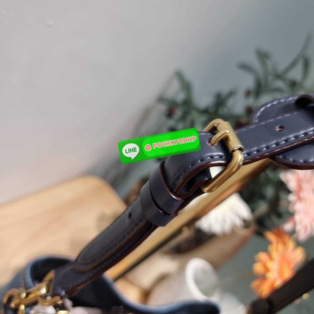 COACH CS241 WILLOW BUCKET BAG 🔆 Details ไอเท็มขายดี the best seller ที่สวยแบบมองไม่เลิก!! สวยแบบทำถึง!! กระเป๋าสะพายไหล่ทรงสวย ดีไซน์คลาสสิควินเทจ สีเดนิมดูโดดเด่น เปิดปิดด้วยตัวบิดล็อค และอีกฝั่งเป็นกระดุมแม่เหล็ก