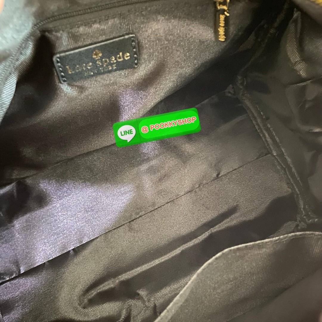 KATE SPADE NEW YORK SPADE FLOWER JACQUARD MANHATTAN DOCTORS BAG กระเป๋าถือหรือสะพายใบใหญ่ทรงหมอน โดดเด่นด้วยลวดลายเอกลักษณ์ทั้งใบ ด้านหน้าตกแต่งด้วยชื่อแบรนด์ เปิด-ปิดกระเป๋าด้วยซิปคู่ ด้านในโล่งกว้าง จุของได้เยอะมากค่ะ มีช่องซิปเล็กและช่องใส่ของจุกจิกค่ะ