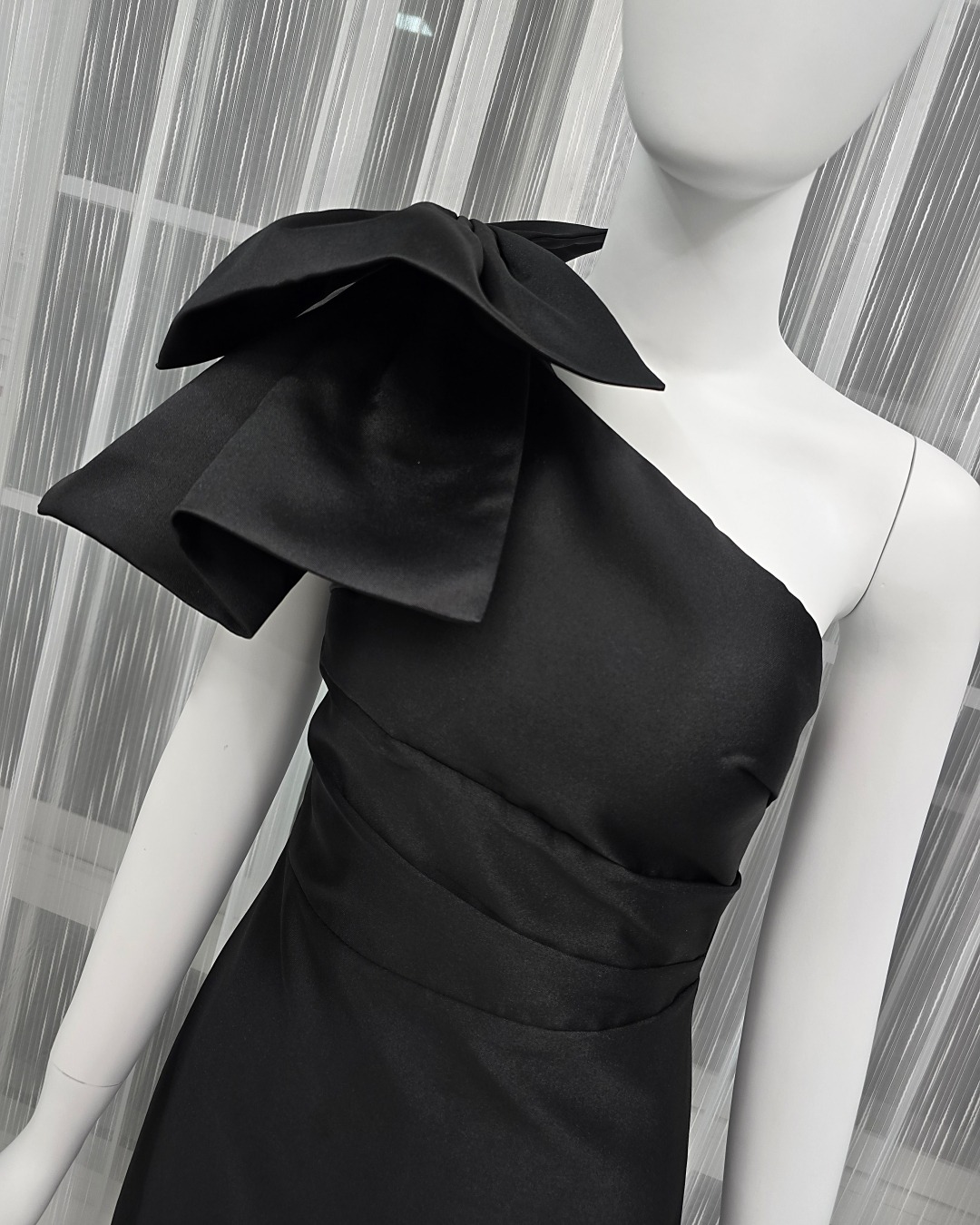 เดรสแฟชั่น เดรสเสื้อไหล่เดียวแขนกุด กระโปรงยาวทรงตรง แต่งโบว์ไซส์ใหญ่ที่ไหล่ขวา