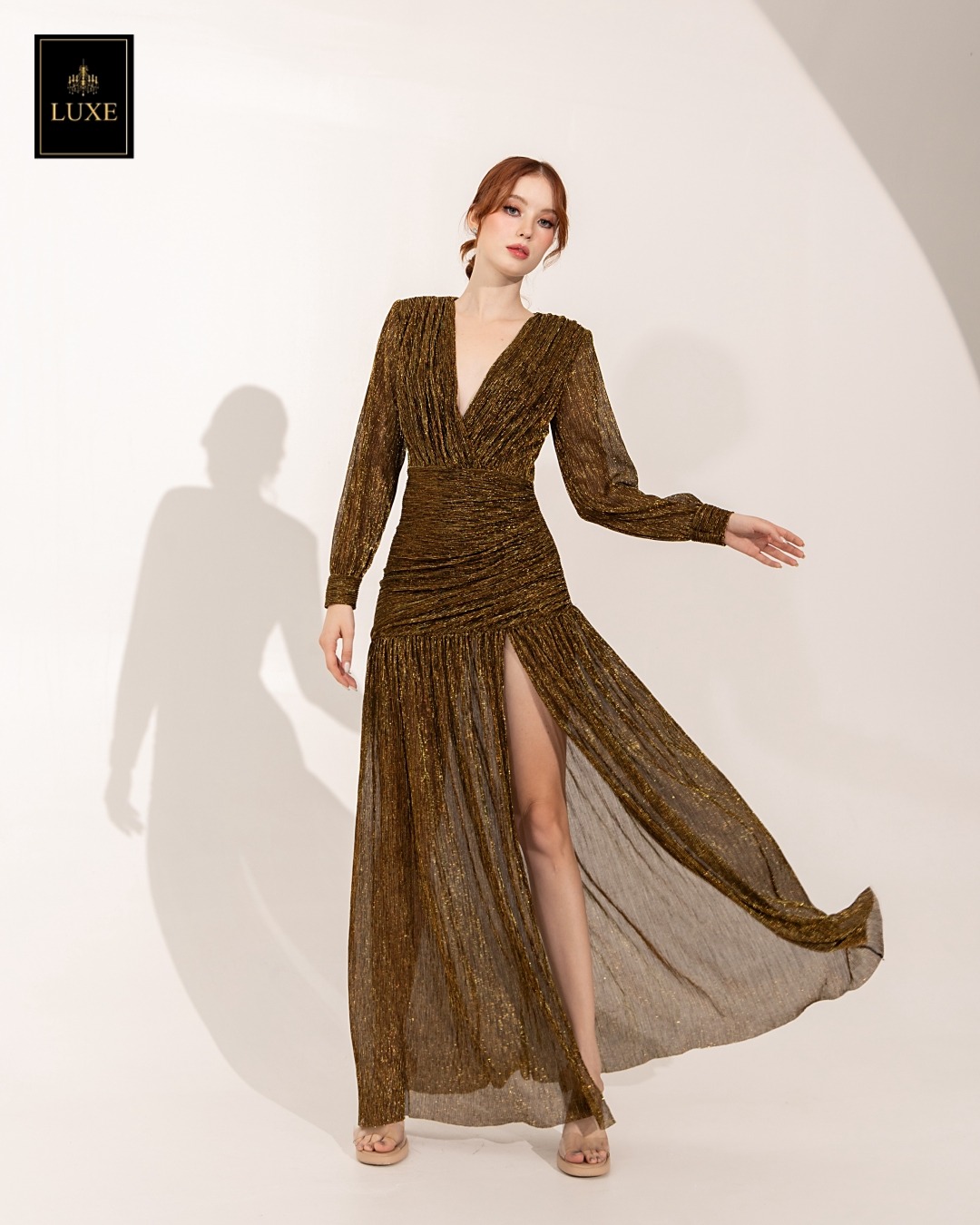 เดรสแฟชั่น แม็กซี่เดรสเสื้อคอวีป้าย แขนยาวเสริมไหล่ กระโปรงจับเดรปย่นเข้ารูปตรงสะโพก