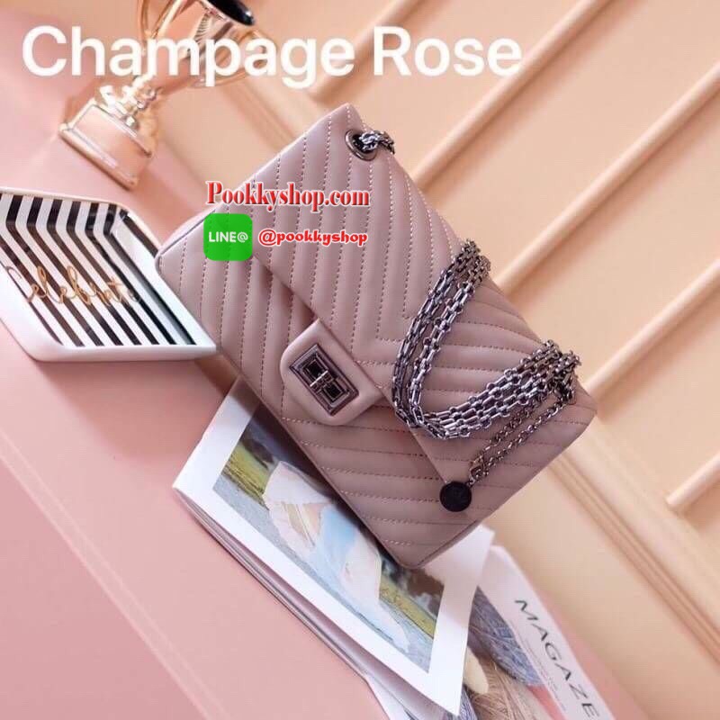 มาเพิ่มตามคำเรียกร้องแล้วค่า 👍 ทรงขายดี สวยมาก ( โซ่รมควันดำ ) คอลเลคชั่นใหม่ใช้ หนัง Microfiber ทนและสวยขึ้น แถมน้ำหนักเบา สะพายสบายไหล่ค่า รอบใหม่มีสีมาเพิ่มด้วยน๊า รุ่นขายดีค่ะ KEEP shoulder chevron chain handbag ( อะไหล่ รมควันดำ ) สวย หรู มาก